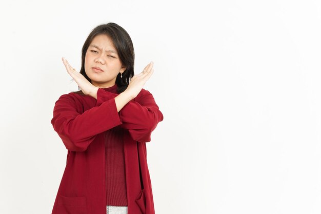 Geste de rejet de la belle femme asiatique portant une chemise rouge isolé sur fond blanc