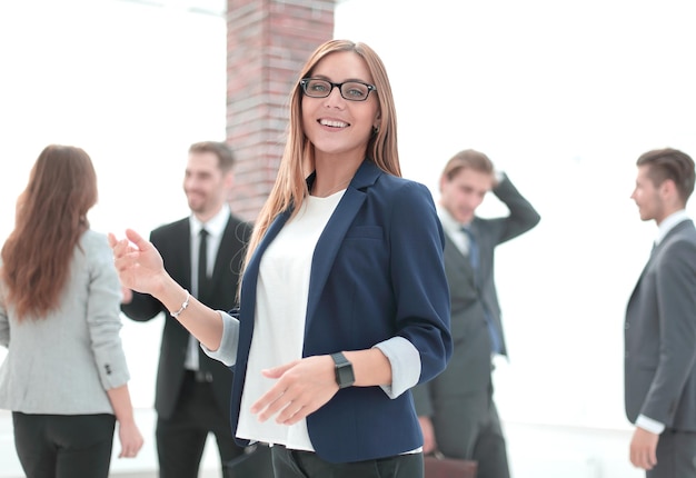 Geste de salutation femme d'affaires souriant