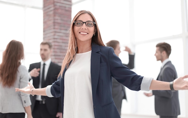 Geste de salutation femme d'affaires souriant