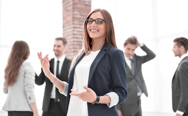 Geste de salutation femme d'affaires souriant