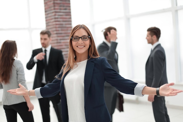 Geste de salutation femme d'affaires souriant