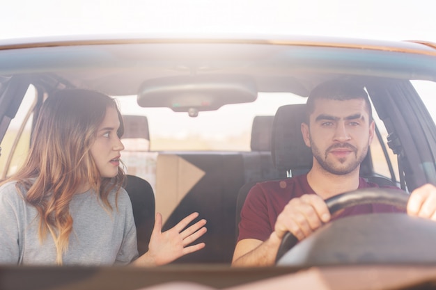 Des gestes féminins terrifiés activement