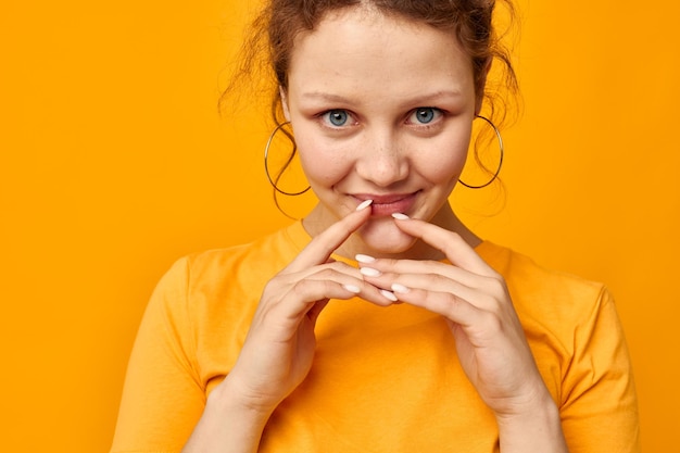 Gestes de fille drôle avec les mains grimace émotions fond jaune inchangé