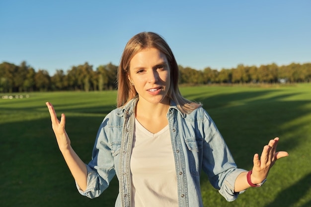 Gestes jeune belle femme parlant à la caméra