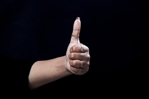 Photo gestes de la main avec deux mains isolées sur fond noir