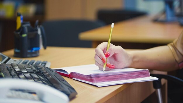 Gestes de la main de la femme chef de bureau en parlant au téléphone se bouchent