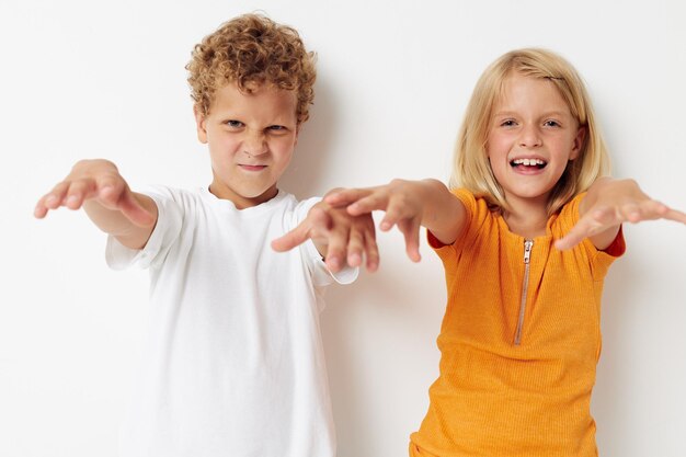 Gestes de la main garçon et fille amusant fond isolé de l'enfance inchangé. Photo de haute qualité