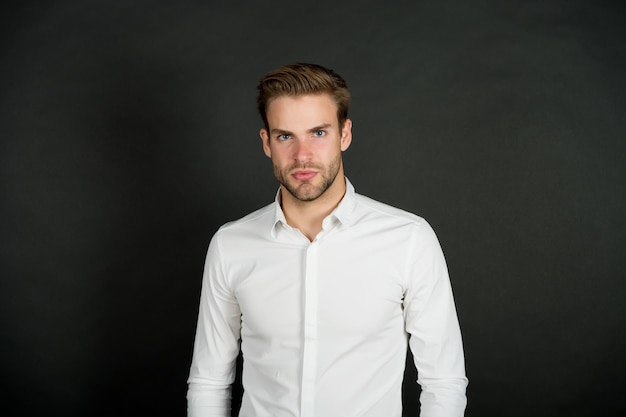 Gestion de la chaîne intermédiaire Style formel de vêtements pour hommes Beau travailleur de bureau Chemise formelle pour homme Mode formelle Travailleurs au chômage en période de ralentissement Consultant financier Travailleur en col blanc