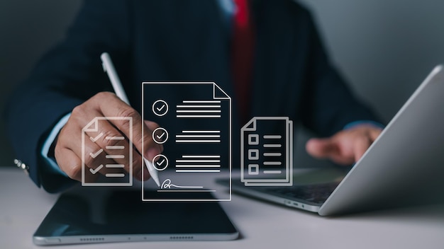 Gestion de documents homme signe un document électronique sur un document numérique par écran de bloc-notes virtuel à l'aide d'un stylet ED gestion de documents lieu de travail sans papier signature électronique