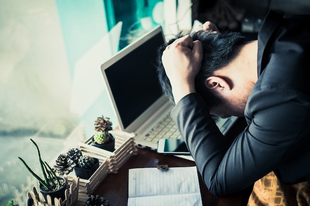 La gestion du stress rend l&#39;homme fatigué