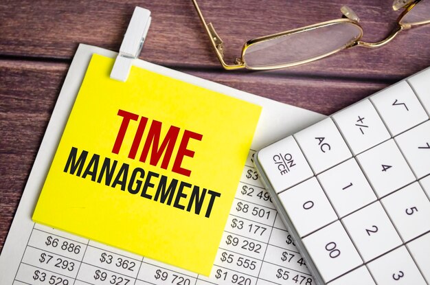 gestion du temps Texte sur papier d'affaires sur la table de bureau