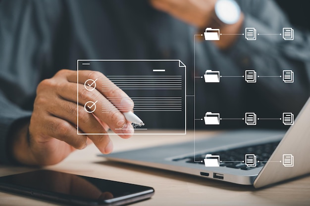Gestion efficace des documents L'homme d'affaires utilise un stylo pour signer des documents électroniques sur un écran virtuel