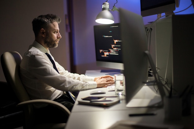 Un gestionnaire acharné concentré sur le travail