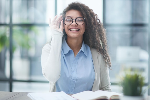 Gestionnaire d'avocat de fille d'agent concentré assis sur le lieu de travail