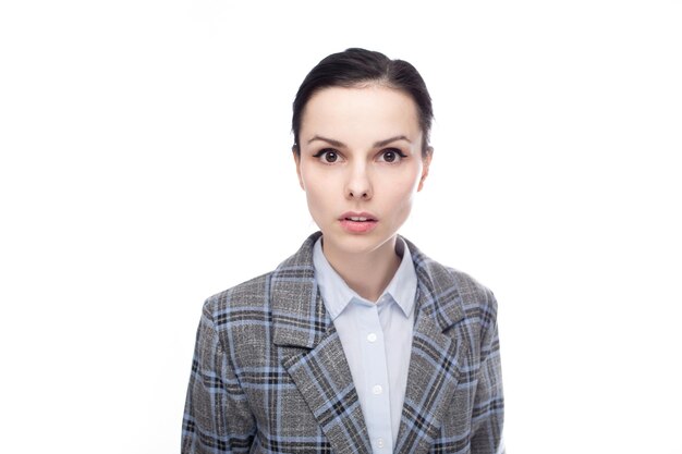 gestionnaire brune stricte dans un costume de bureau sur fond blanc