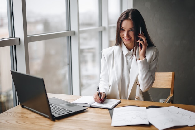 Le gestionnaire de bureau communique avec les clients par téléphone