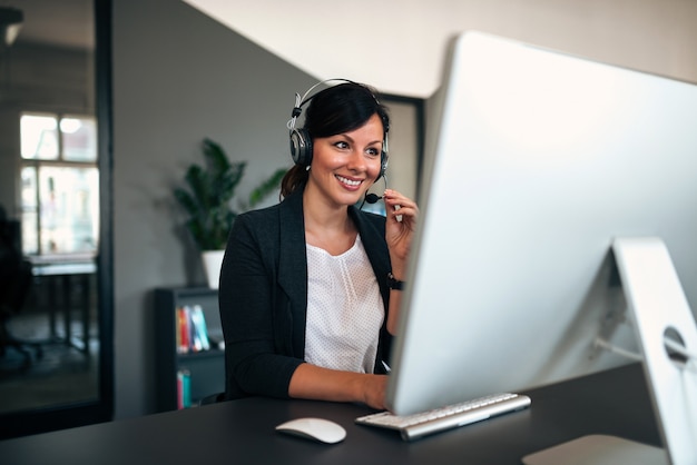 Gestionnaire de consultants avec casque travaillant au bureau.