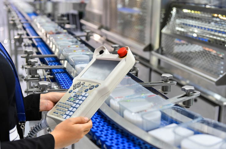 Photo gestionnaire de contrôle et d'automatisation transfert de boîtes de produits alimentaires sur des systèmes de convoyeurs automatisés en usine