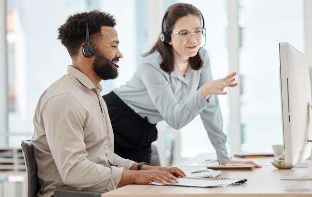 Photo gestionnaire d'équipe de centre d'appels et formation des employés sur écran d'ordinateur pour l'objectif de conseil de l'entreprise ou la communication cible leadership de travail d'équipe et femme de coaching pour l'agent de service client de télémarketing