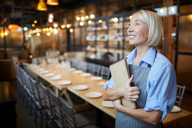 Gestionnaire de femme souriante au café