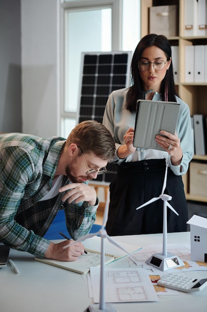 Gestionnaire et ingénieur travaillant sur le projet