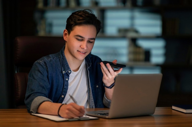 Gestionnaire de jeune homme assidu restant tard au bureau