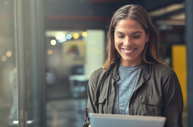 Gestionnaire de magasin féminin et tablette pour la planification des services du centre commercial et site Web pour la demande de bail d'entreprise Marché d'achat féminin et inspection du bâtiment Employé et logistique pour le commerce de détail