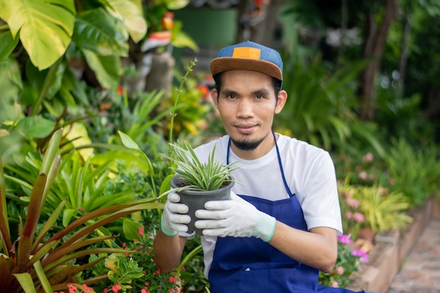 Gestionnaire De Plantes Ornementales Boutique Holding Pot In Shop