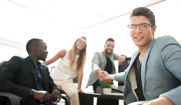 Gestionnaire de poignée de main et client à l'officephoto avec espace de copie