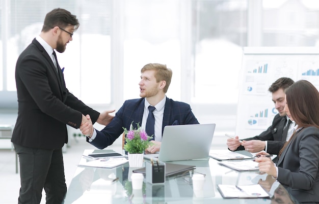 Gestionnaire de poignée de main et employé sur le lieu de travail