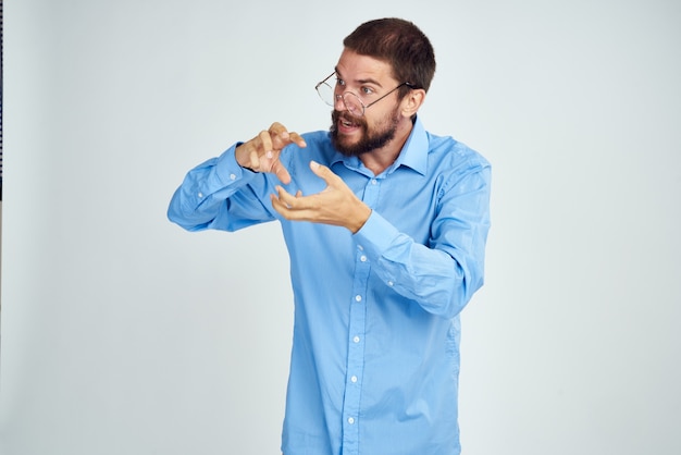 Gestionnaire portant des lunettes posant fond clair de travail de bureau