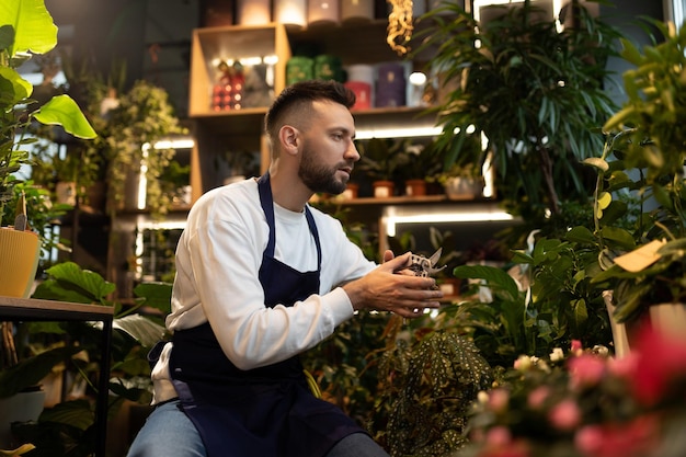 Gestionnaire pour l'entretien des plantes en pot avec des fleurs naturelles au bureau et à la maison