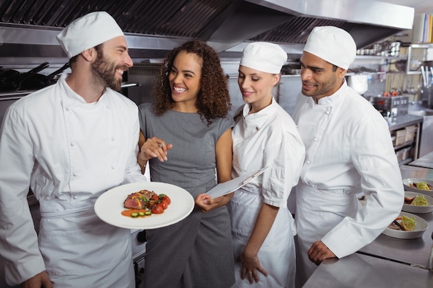 Gestionnaire de restaurant interagissant avec son personnel de cuisine