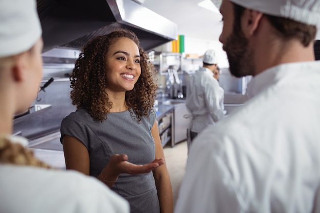 Gestionnaire de restaurant interagissant avec son personnel de cuisine