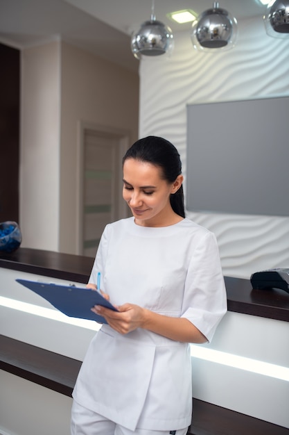 Gestionnaire de salon de beauté dans son uniforme à la réception