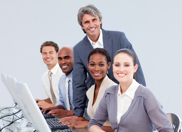 Photo gestionnaire souriant vérifiant le travail de son équipe