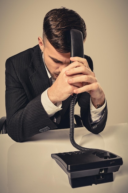 Gestionnaire stressé avec un téléphone