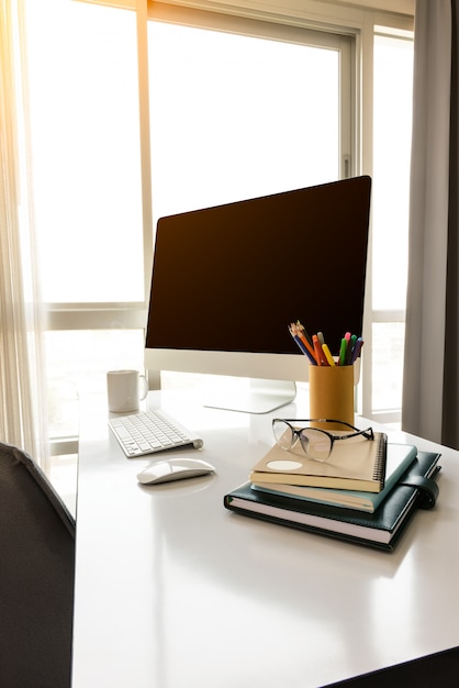 Gestionnaire Table avec ordinateur de bureau et notes professionnelles