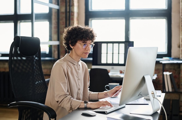 Gestionnaire travaillant sur ordinateur au bureau