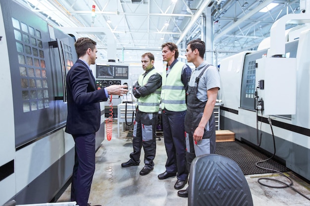 Gestionnaire Et Travailleurs Près Des Machines Cnc