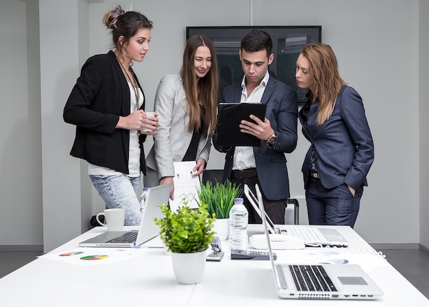 Gestionnaires, paperasserie, bureau