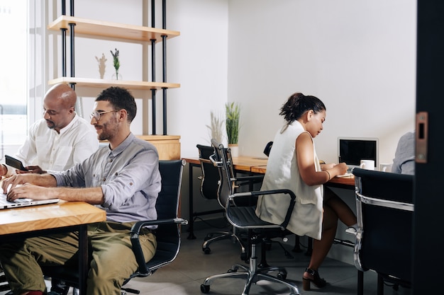 Gestionnaires travaillant dans un bureau moderne