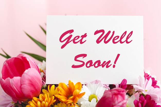 Get Well Soon carte en bouquet de fleurs sur mur rose