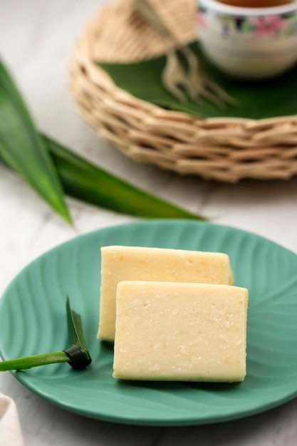 Getuk Bandung Snack traditionnel indonésien Jajan Pasar de Bandung West Java à base de manioc et de sucre servi avec du thé