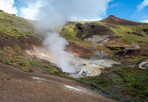 Geyser dans la montagne islandaise