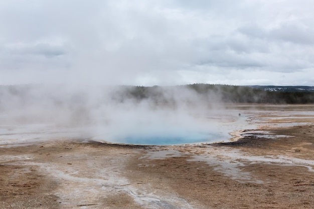 Geyser de source chaude avec de l'eau colorée dans le paysage américain