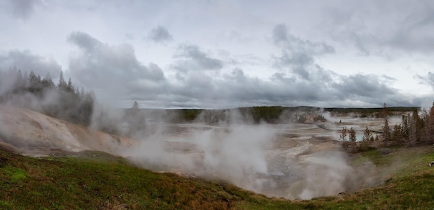 Geyser de source chaude avec de l'eau colorée dans le paysage américain