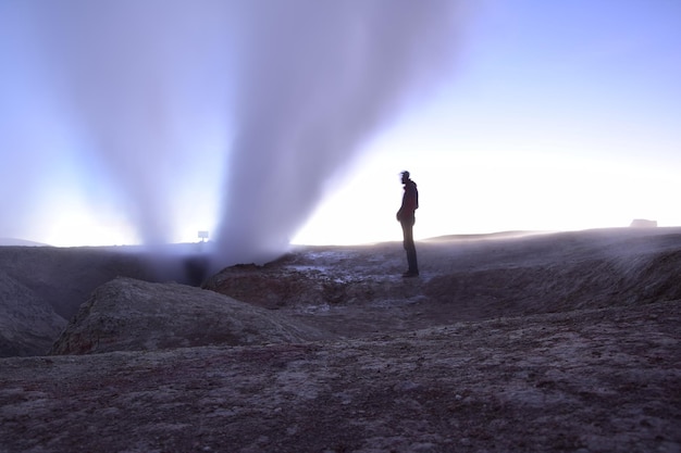 Un geyser tire hors du sol une photo à l'aube sur une longue exposition sur la réserve nationale Eduardo Avaroa à Uyuni