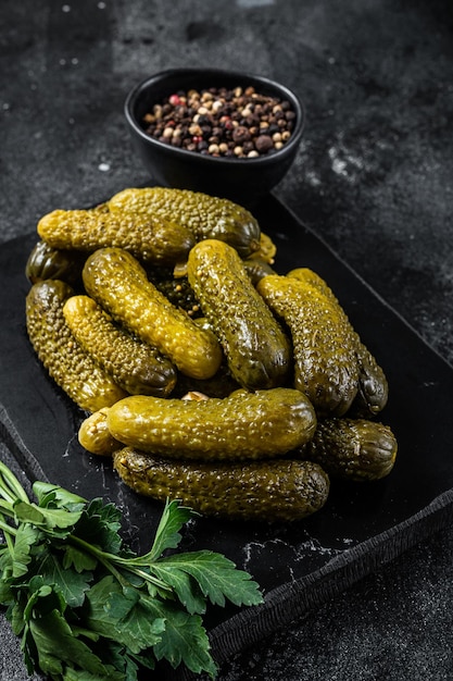 Gherkin Concombres marinés à l'ail et aux épices Fond noir Vue de dessus