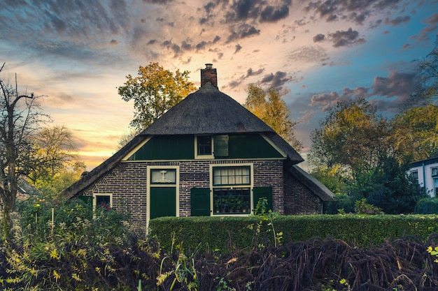 Giethoorn, Pays-Bas - 5 novembre 2019: maisons hollandaises traditionnelles dans le village de Giethoorn, Pays-Bas